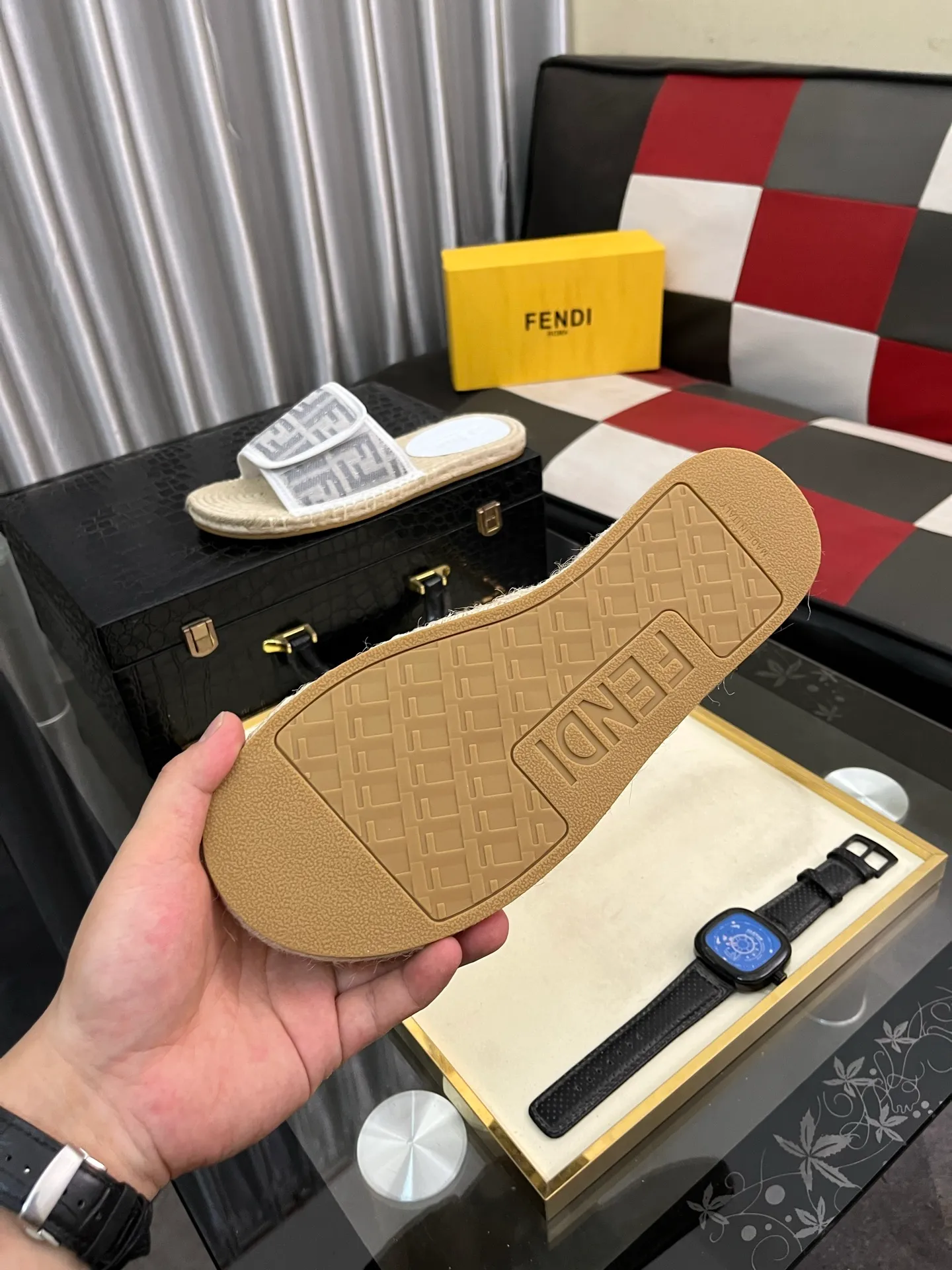 Men's shoes💰320⌚️⌚️[FENDI~Fendi slippers] High-end men's shoes brand official website 1:1 latest masterpiece: original mold customization, fabrics made of imported original materials, upgraded outsole, lighter, top quality in the market, simple and tasteful, a must-have for fashionistas, fashion is at your feet, full of confidence, the same style at the counter👍The season of summer slippers is here. Yardage: 38-44. Can be customized45.46.47